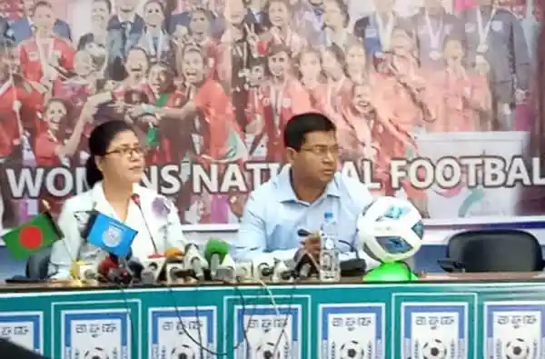 বাংলাদেশ নারী ফুটবল দলের কোচ ও অধিনায়ক সংবাদ সম্মেলনে. Channel i News - চ্যানেল আই নিউজ