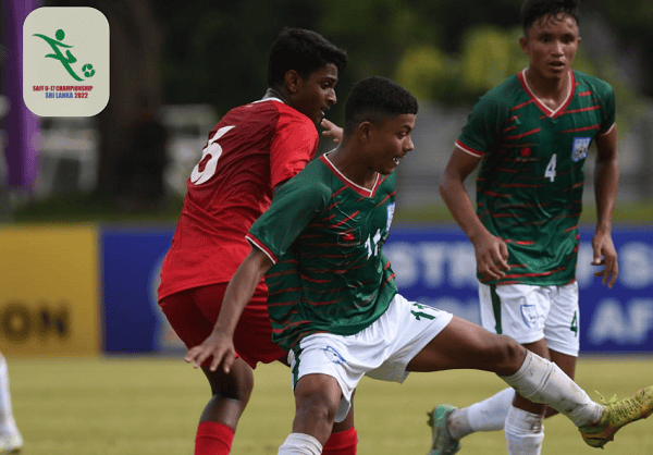 বাংলাদেশের ফুটবল দলের খেলোয়াড়রা মাঠে প্রতিদ্বন্দ্বিতা করছে. Channel i News - চ্যানেল আই নিউজ