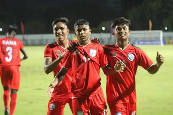 বাংলাদেশের ফুটবল খেলোয়াড়রা মাঠে উল্লাস করছে. Channel i News - চ্যানেল আই নিউজ