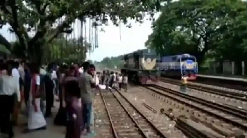 শিক্ষার্থী ট্রেনে উঠতে গিয়ে কাটা পড়েছে, অনেক মানুষ উপস্থিত. Channel i News - চ্যানেল আই নিউজ