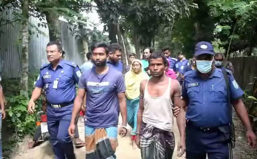 নিরাপত্তা বাহিনী ও সন্দেহভাজনরা ঘটনাস্থলে চলাচল করছে।. Channel i News - চ্যানেল আই নিউজ