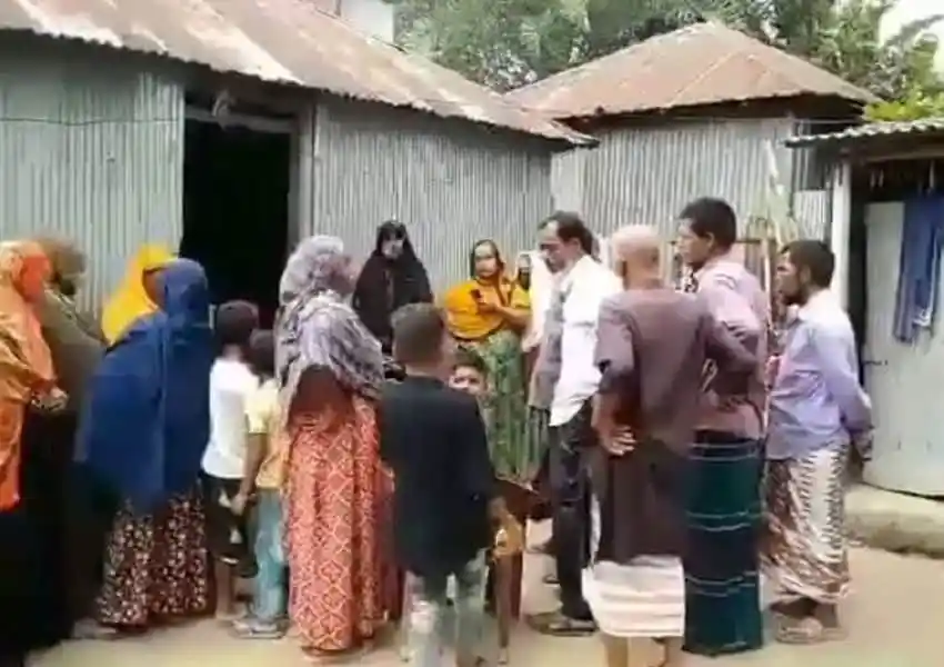 স্থানীয়রা একত্রিত হয়ে হত্যার ঘটনায় আলোচনা করছে।. Channel i News - চ্যানেল আই নিউজ