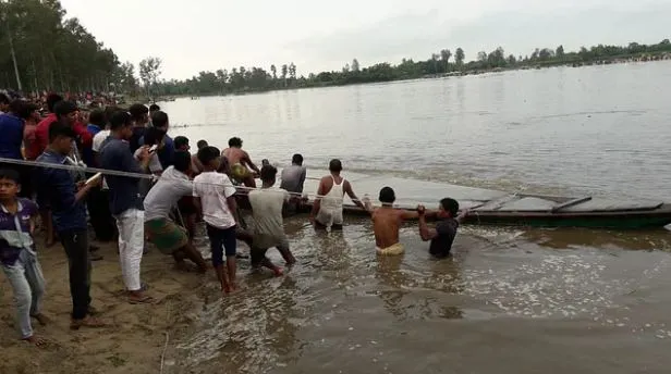 অতিরিক্ত যাত্রী থাকায় মাঝ নদীতে নৌকা উল্টে যায়, উদ্ধার কাজ চলছে. Channel i News - চ্যানেল আই নিউজ