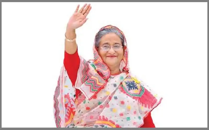 প্রধানমন্ত্রী শেখ হাসিনা শুভেচ্ছা জানাচ্ছেন, হাসিমুখে waving করছেন. Channel i News - চ্যানেল আই নিউজ