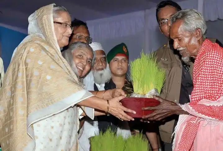 শেখ হাসিনা কৃষি উপহার গ্রহণ করছেন, কৃষি উন্নয়নের জন্য আলোচনা।. Channel i News - চ্যানেল আই নিউজ