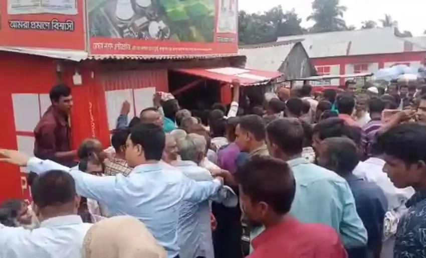জনতা সড়ক অবরোধ করে ক্ষোভ প্রকাশ করছে, জামালপুরে সার না পেয়ে. Channel i News - চ্যানেল আই নিউজ