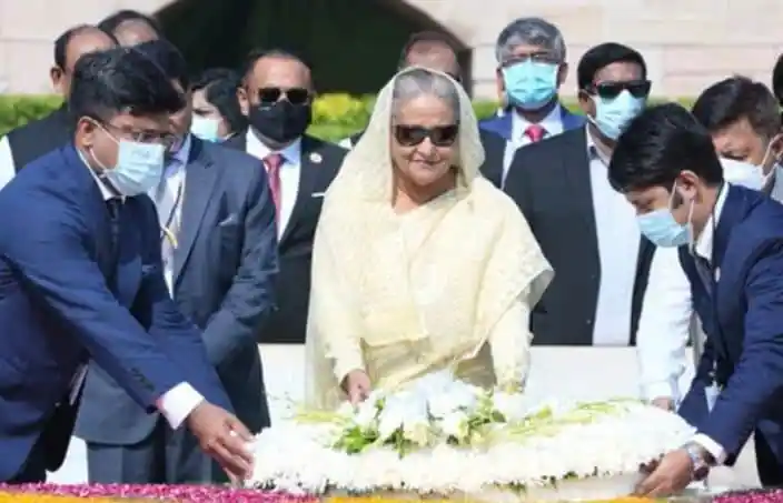 প্রধানমন্ত্রী মহাত্মা গান্ধীর প্রতি শ্রদ্ধা নিবেদন করছেন. Channel i News - চ্যানেল আই নিউজ