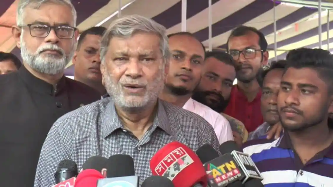 বাংলাদেশের একজন নেতা সাংবাদিকদের সঙ্গে কথা বলছেন. Channel i News - চ্যানেল আই নিউজ
