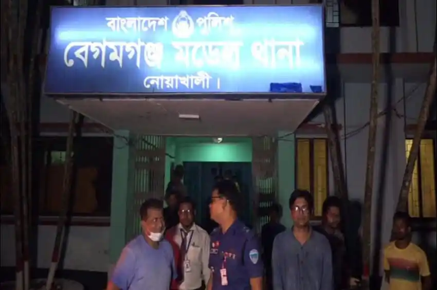 বেগমগঞ্জ থানার সামনে পুলিশ ও স্থানীয়রা উপস্থিত. Channel i News - চ্যানেল আই নিউজ