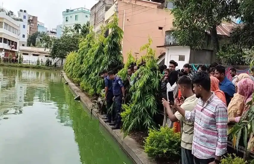 জনতা পুকুরের পাশে দাঁড়িয়ে মৃতদেহ উদ্ধারের দৃশ্য দেখছে. Channel i News - চ্যানেল আই নিউজ