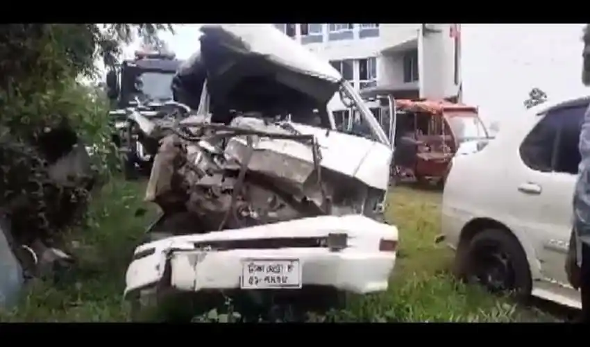 বাস-অ্যাম্বুলেন্স সংঘর্ষের ছবি, আহত অবস্থায় গাড়ি ক্ষতিগ্রস্ত. Channel i News - চ্যানেল আই নিউজ