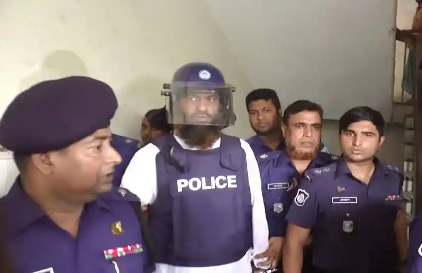 পুলিশ কর্মকর্তাদের সঙ্গে মামুনুল হকের উপস্থিতিতে একজন নিরাপত্তা কর্মী. Channel i News - চ্যানেল আই নিউজ