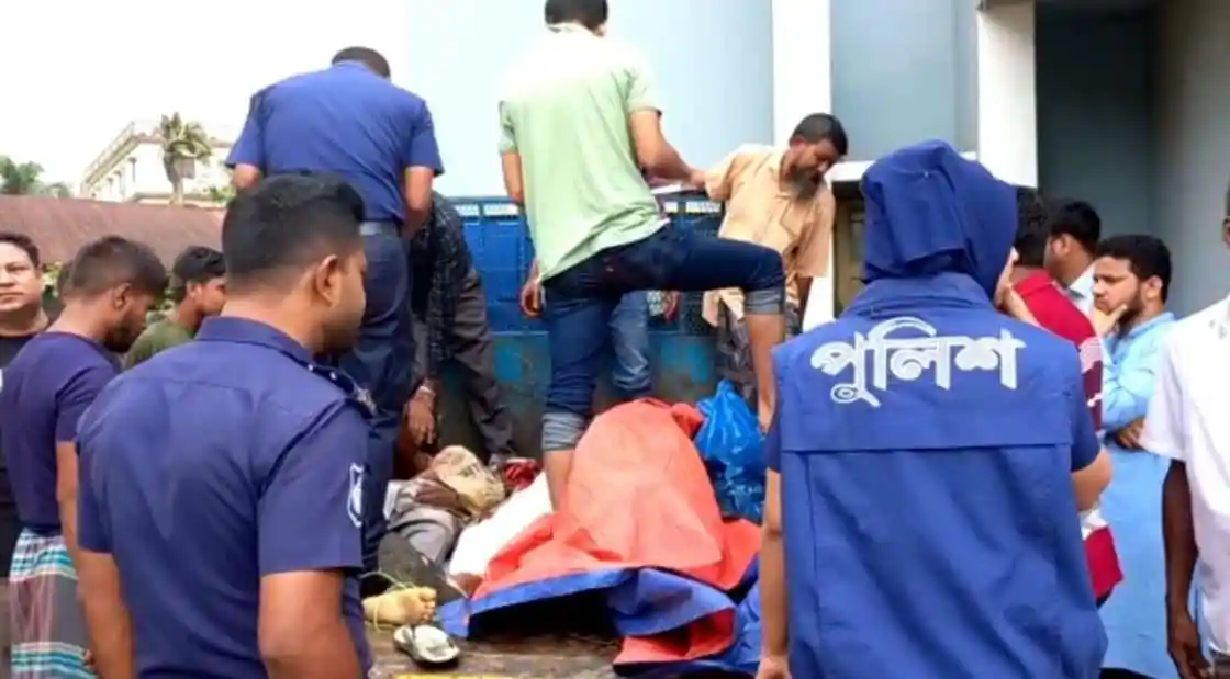 সিলেটে সড়ক দুর্ঘটনায় নিহতের পরিবারের সদস্যরা শোক প্রকাশ করছে।. Channel i News - চ্যানেল আই নিউজ