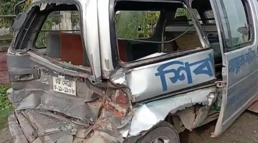 দুর্ঘটনায় ক্ষতিগ্রস্ত ভাঙা বাসের ছবি।. Channel i News - চ্যানেল আই নিউজ