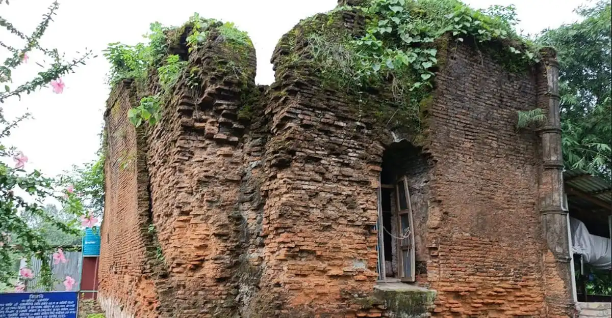 ঐতিহ্যবাহী আওকরা মসজিদের ধ্বংসপ্রাপ্ত অংশের ছবি. Channel i News - চ্যানেল আই নিউজ