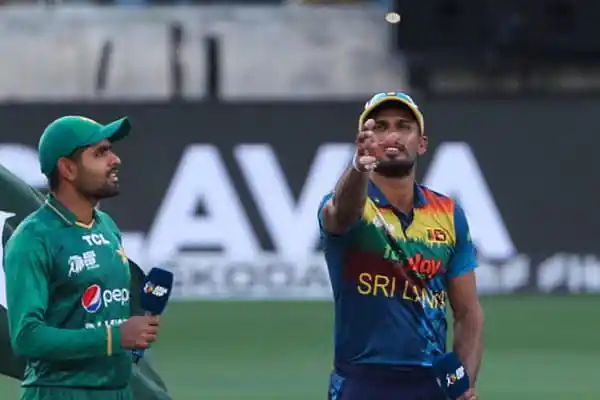 শ্রীলঙ্কা ও পাকিস্তান ক্রিকেটাররা মাঠে কথা বলছেন. Channel i News - চ্যানেল আই নিউজ