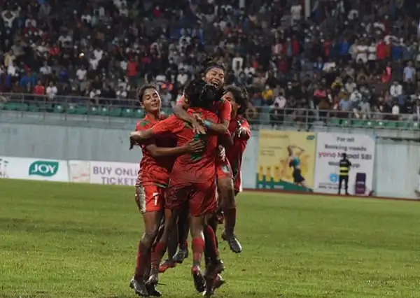 বাংলাদেশ নারী ফুটবল দলের খেলোয়াড়রা জয় উদযাপন করছে. Channel i News - চ্যানেল আই নিউজ