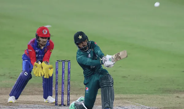 বাংলাদেশের ক্রিকেটার ব্যাটিং করছে, পাকিস্তানের ফিল্ডার ড্রাইভের জন্য প্রস্তুত. Channel i News - চ্যানেল আই নিউজ