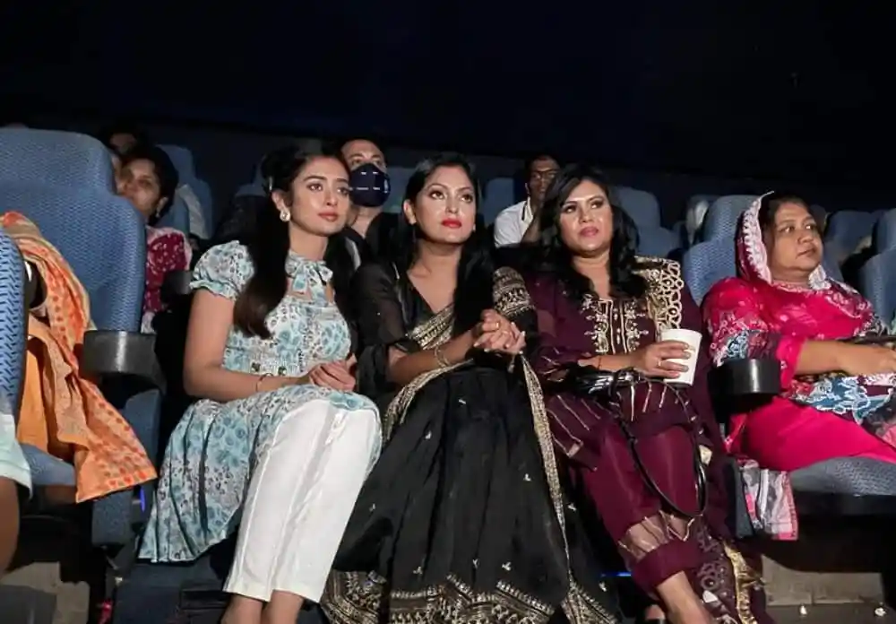 সিনেমা দেখছেন নিপুণ-সালওয়া ও অন্যান্য দর্শকরা. Channel i News - চ্যানেল আই নিউজ