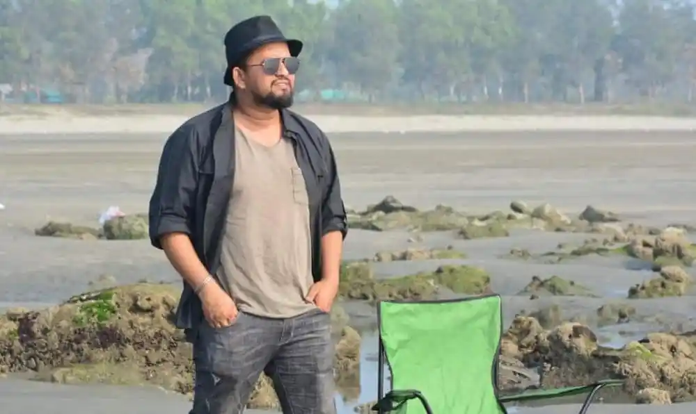 সমুদ্র সৈকত পাশে পর্যটক, সূর্য্য ও প্রকৃতি উপভোগ করছে. Channel i News - চ্যানেল আই নিউজ