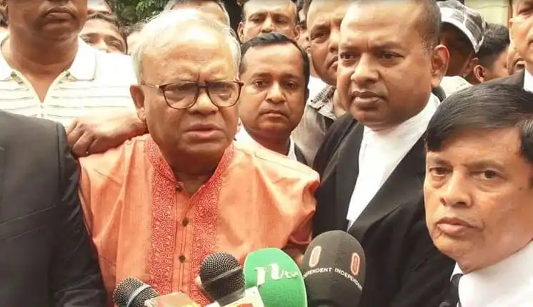 রুহুল কবির রিজভী সাংবাদিকদের সঙ্গে কথা বলছেন, আশেপাশে অনেকে উপস্থিত. Channel i News - চ্যানেল আই নিউজ