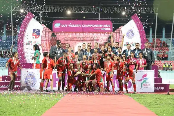 বাংলাদেশ নারী ফুটবল দল চ্যাম্পিয়নশিপের ট্রফি জিতেছে. Channel i News - চ্যানেল আই নিউজ