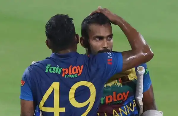 শ্রীলঙ্কার ক্রিকেটাররা মাঠে একে অপরকে স্বাগত জানাচ্ছেন. Channel i News - চ্যানেল আই নিউজ
