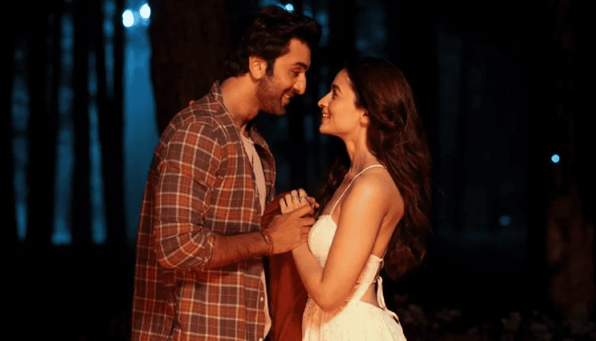 রণবীর ও আলিয়া প্রেমের দৃশ্যে, বনজঙ্গলে রোমান্টিক মুহূর্তে. Channel i News - চ্যানেল আই নিউজ