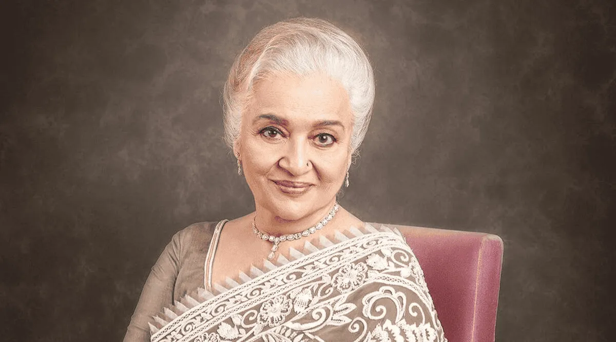 প্রাচীন পোশাক পরা একজন বৃদ্ধা মহিলার ছবি, বাংলার ঐতিহ্যবাহী পোশাক পরা।. Channel i News - চ্যানেল আই নিউজ