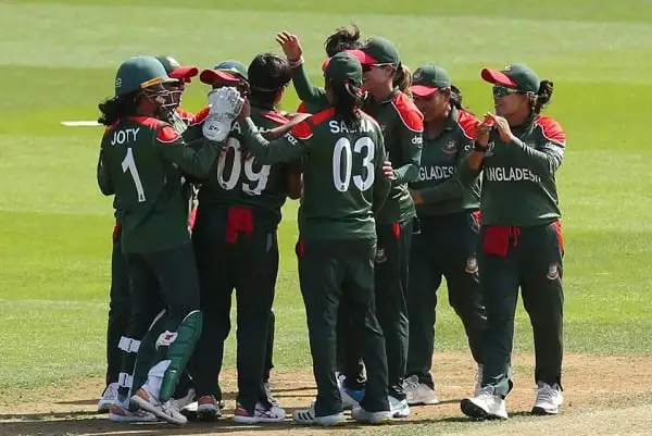 বাংলাদেশ নারী ক্রিকেট দলের খেলোয়াড়রা মাঠে একত্রিত হয়ে উল্লাস করছে।. Channel i News - চ্যানেল আই নিউজ