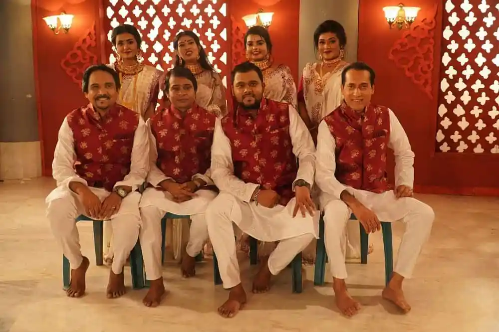 দলীয় সদস্যরা ঐতিহ্যবাহী পোশাকে পোজ দিয়েছেন. Channel i News - চ্যানেল আই নিউজ