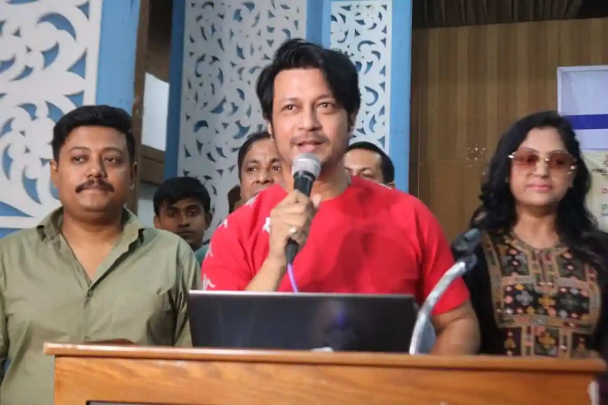 নেতা ইমন সংবাদ সম্মেলনে বক্তব্য দিচ্ছেন, পাশে অন্যরা উপস্থিত।. Channel i News - চ্যানেল আই নিউজ