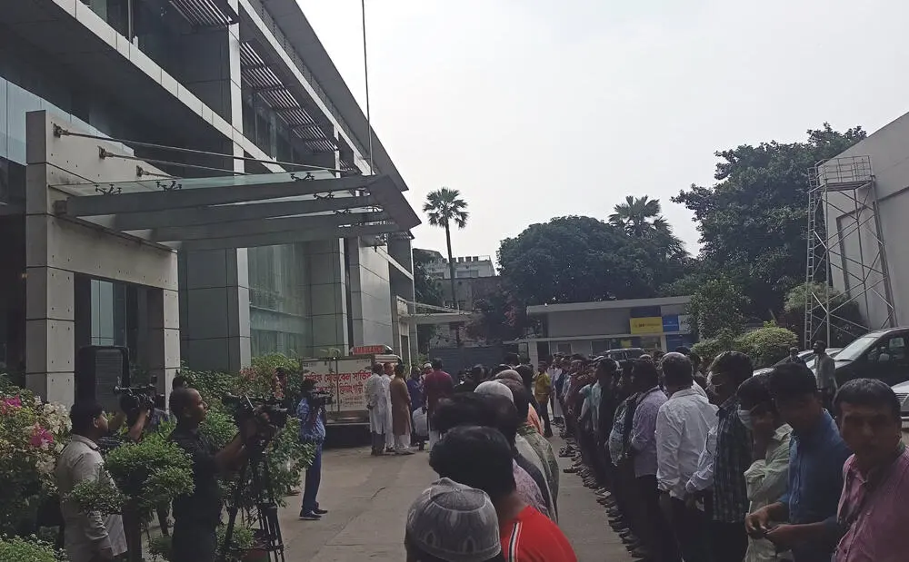 নিরবতা বজায় রেখে লাশবাহী গাড়ির সামনে দাঁড়িয়ে আছেন খুরশীদ আলম. Channel i News - চ্যানেল আই নিউজ