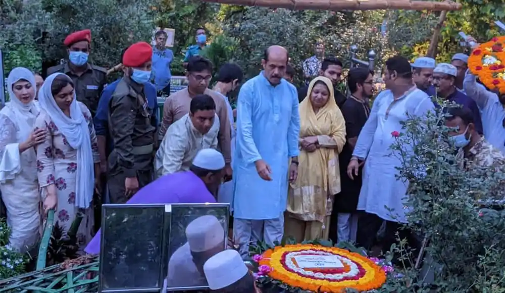 শ্রদ্ধা জানাতে উপস্থিত বিভিন্ন ব্যক্তি ও নেতৃবৃন্দ গাজী মাজহারুল আনোয়ারের কবরে. Channel i News - চ্যানেল আই নিউজ