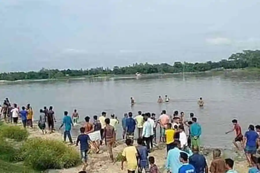 পঞ্চগড়ে নৌকাডুবির ঘটনায় শতাধিক মানুষ নদীতে উদ্ধার কাজ চালাচ্ছে. Channel i News - চ্যানেল আই নিউজ