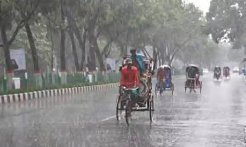 ঢাকার রাস্তা পানিতে ভরে গেছে, মানুষ ও যানবাহন চলাচল করছে. Channel i News - চ্যানেল আই নিউজ