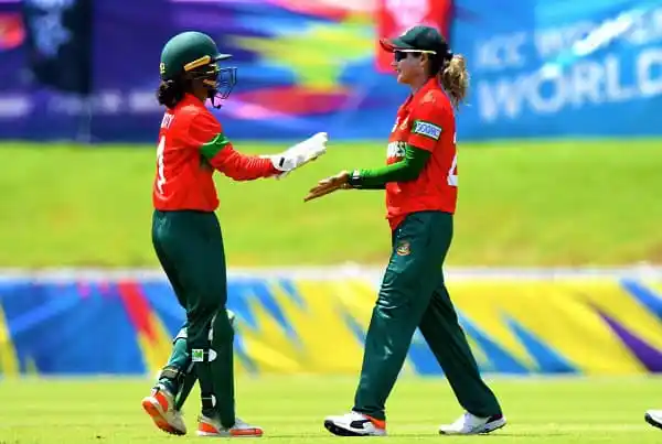 বাংলাদেশ নারী ক্রিকেটাররা মাঠে একে অপরের সাথে শুভেচ্ছা বিনিময় করছে. Channel i News - চ্যানেল আই নিউজ