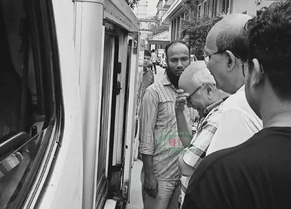 খুরশীদ আলমসহ অন্যরা লাশবাহী গাড়ির সামনে দাঁড়িয়ে আছেন. Channel i News - চ্যানেল আই নিউজ