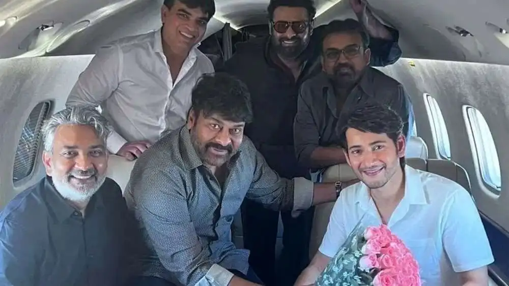 মহেশ বাবু ও রাজামৌলি সহ অন্যান্য কলাকুশলী বিমানে. Channel i News - চ্যানেল আই নিউজ