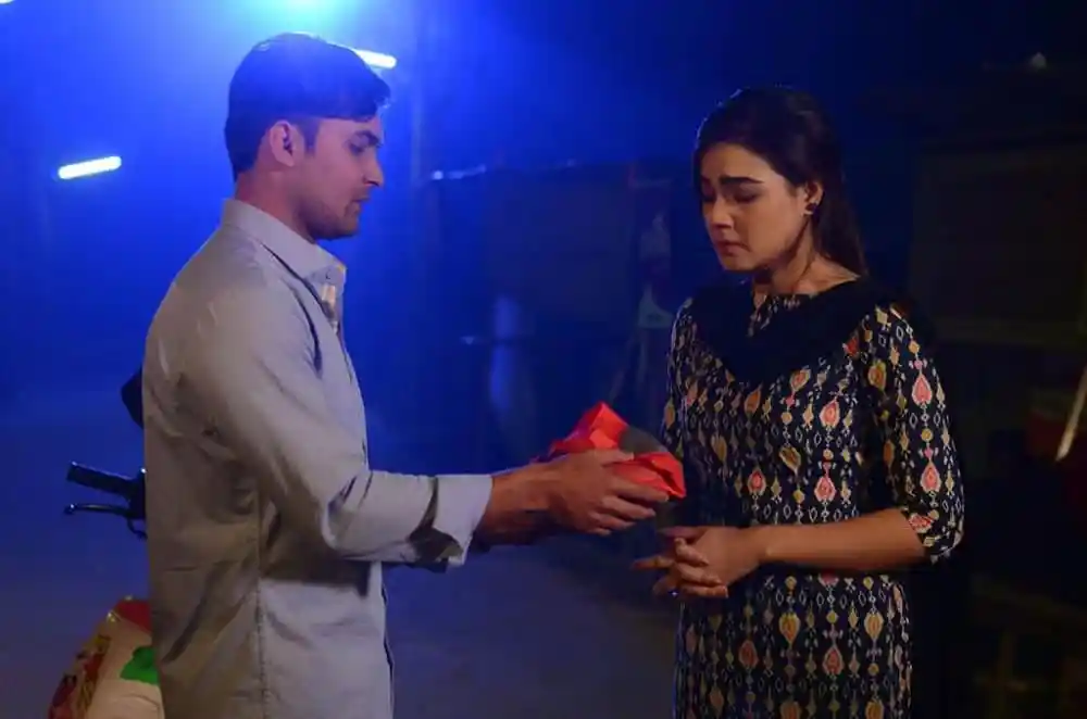 দুটি মানুষ একে অপরের হাতে কিছু দিচ্ছেন, আবেগপ্রবণ পরিবেশে. Channel i News - চ্যানেল আই নিউজ