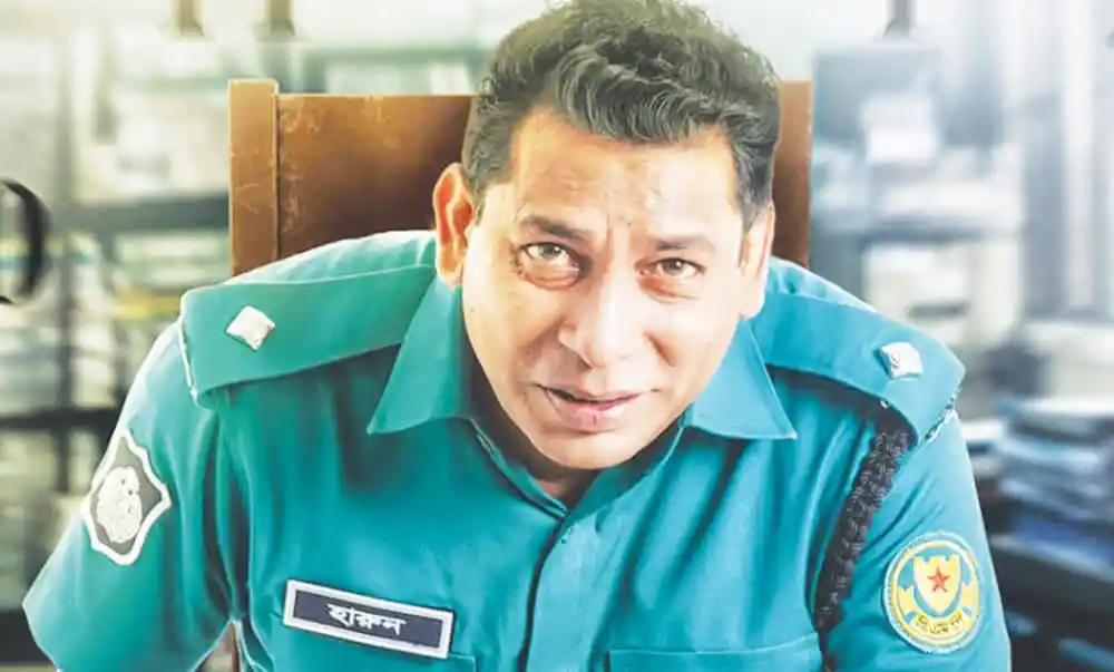 বাংলাদেশ পুলিশ অফিসার ওসি হারুনের ছবি, অফিসে বসে আছেন. Channel i News - চ্যানেল আই নিউজ