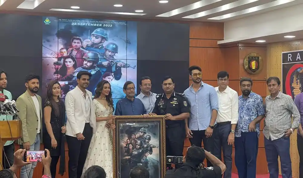 র‍্যাবের সদস্যরা ও সাংবাদিকরা একসঙ্গে ছবি তুলছেন. Channel i News - চ্যানেল আই নিউজ