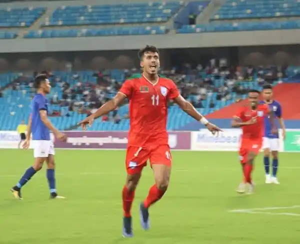 বাংলাদেশের ফুটবল খেলোয়াড় গোলের পর উদযাপন করছে. Channel i News - চ্যানেল আই নিউজ