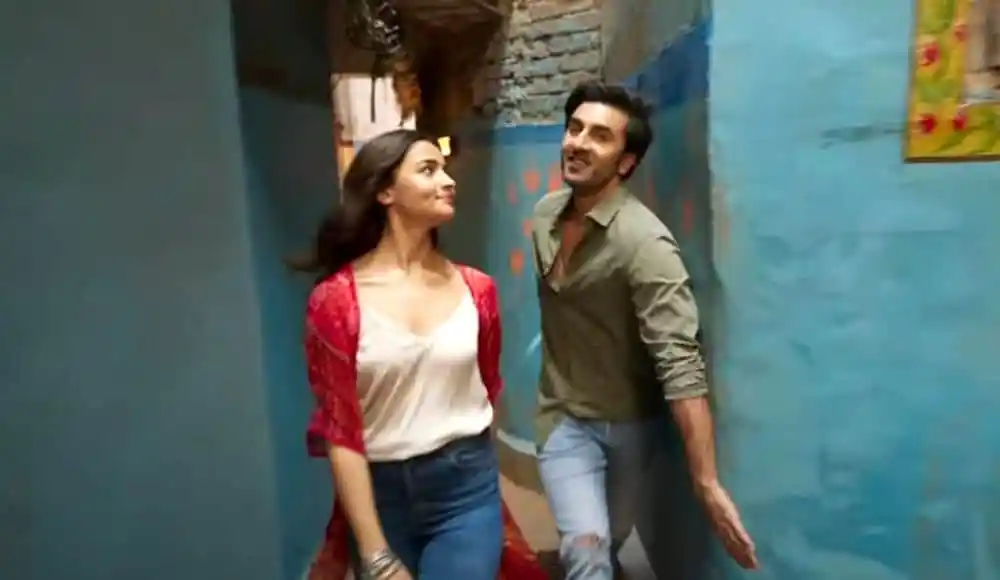 একজন তরুণ ও একজন তরুণী হাসিমুখে একসাথে হাঁটছেন. Channel i News - চ্যানেল আই নিউজ