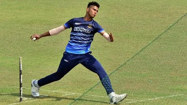বাংলাদেশি ক্রিকেটার হাসান বল ছুঁড়ে ফিল্ডিং করছেন. Channel i News - চ্যানেল আই নিউজ