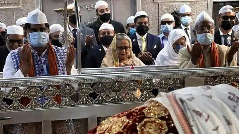 প্রধানমন্ত্রী ও অন্যান্য অতিথিরা দোয়া পাঠ করছেন. Channel i News - চ্যানেল আই নিউজ