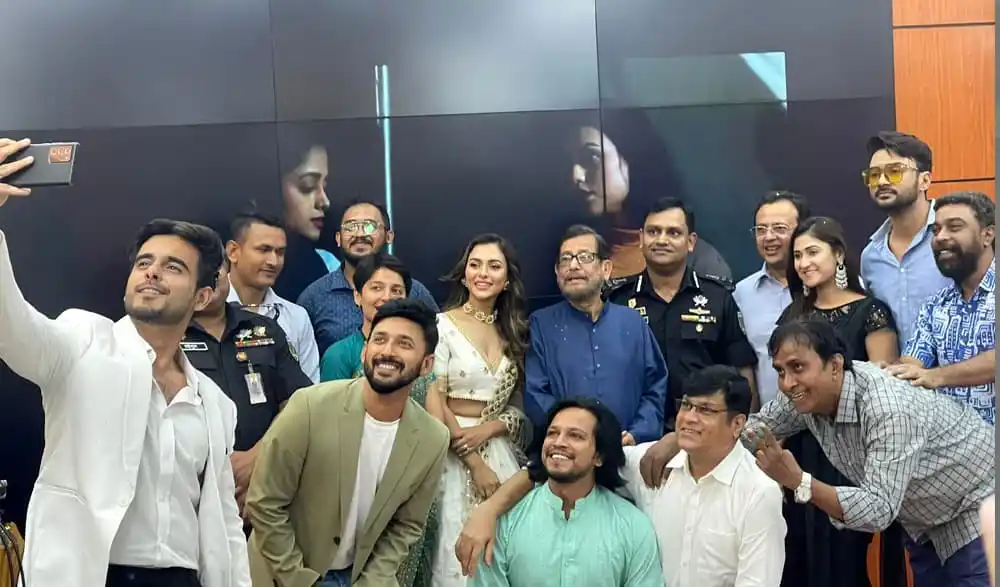 দলীয় সদস্যরা একসঙ্গে সেলফি তুলছে, হাসি ও আনন্দ প্রকাশ. Channel i News - চ্যানেল আই নিউজ