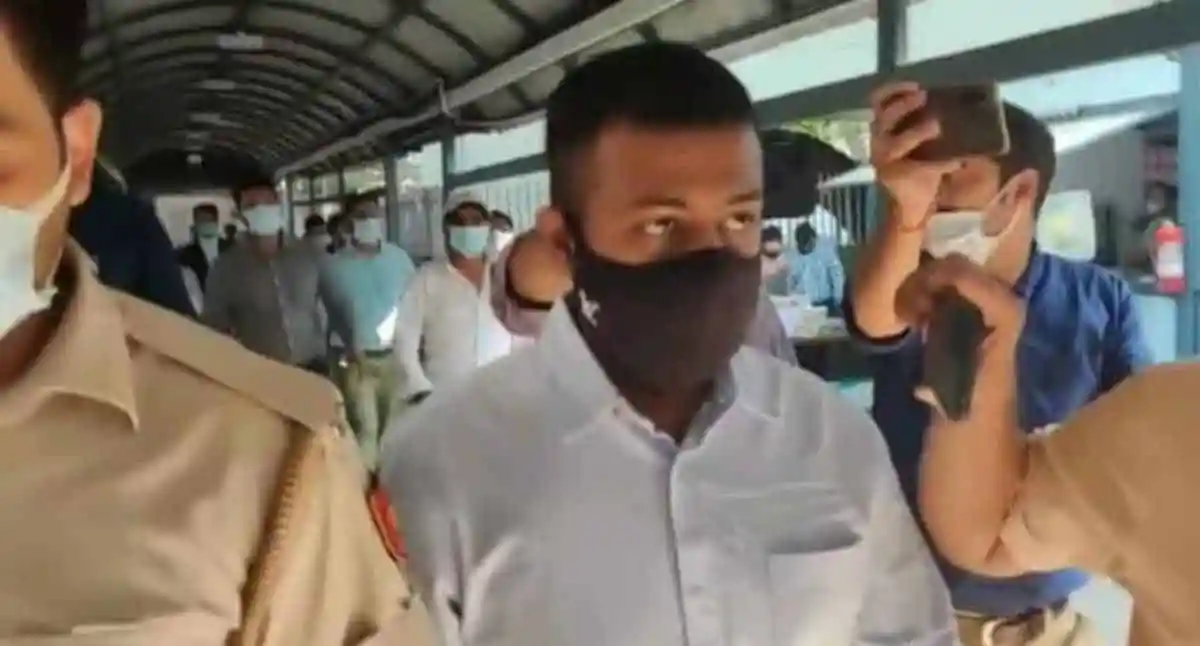 চার অভিনেত্রী কারাগারে সুকেশের সঙ্গে দেখা করতে যান. Channel i News - চ্যানেল আই নিউজ