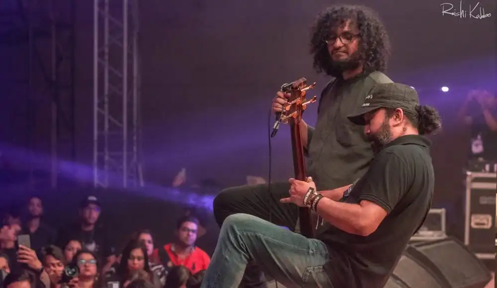 ব্যান্ডের দুই সদস্যের লাইভ পারফরম্যান্স, দর্শকদের মাঝে উৎসাহ।. Channel i News - চ্যানেল আই নিউজ