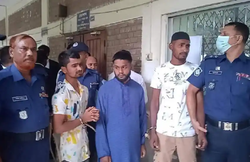 নিহত যুবকের পরিবারের সদস্যরা আদালত চত্বরে উপস্থিত।. Channel i News - চ্যানেল আই নিউজ
